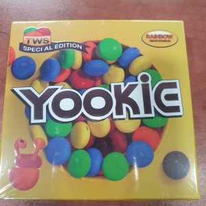 אוזניות TWS צבעונית בעיצוב עדשים.